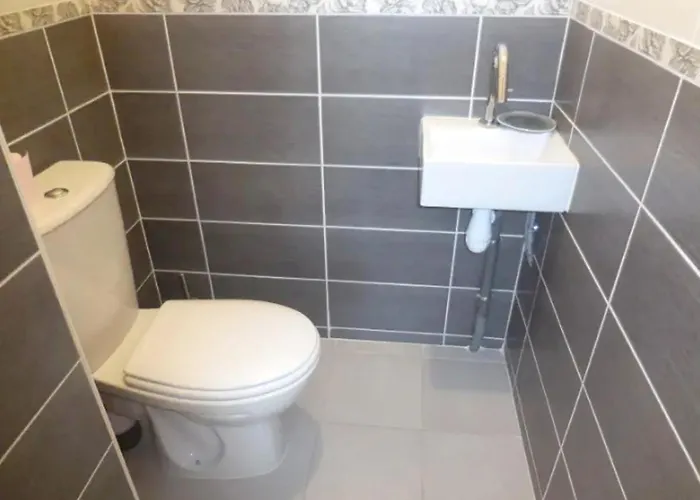 Maison Charmante à Avec Piscine Partagée