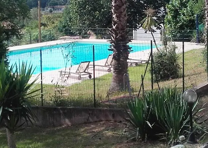 Сasa de vacaciones Maison Charmante à Avec Piscine Partagée